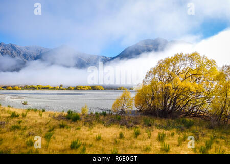 Gelbe Wald und Fluss in Neuseeland Berge Stockfoto