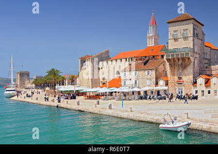 Blick auf Trogir Hafen und Burg in Coratia Stockfoto