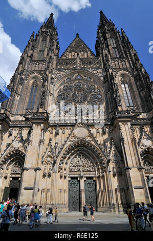 Blick auf den Haupteingang des St. Veitsdom in der Prager Burg in Prag, Tschechische Republik Stockfoto