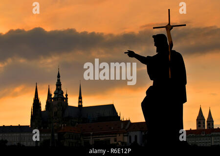 Die Prager Burg und die Statue auf der Karlsbrücke in Prag, Tschechische Republik Stockfoto