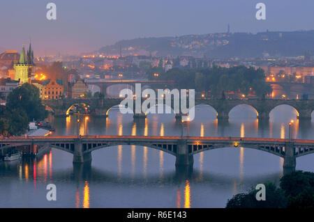 Prag, die in der Dämmerung, Blick auf die Brücken über die Moldau, Tschechische Republik Stockfoto