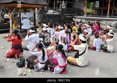 Die Menschen beten und in den heiligen Quellwasser Tempel Puru Tirtha Empul während der religiösen Zeremonie in Tampak Siring, Bali, Indonesien Stockfoto