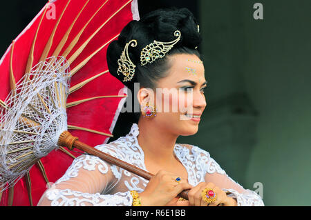 Darsteller verfügenden Hochzeit Szene in der Vorbereitung für religiöse Zeremonie in Tirtagangga Taman Ujung Wasser Palace Bali, Indonesien Stockfoto