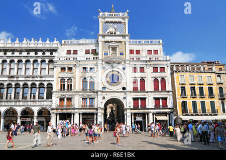 Der Glockenturm von St. Markus (Torre Dell'Orologio) in Venedig, Italien Stockfoto