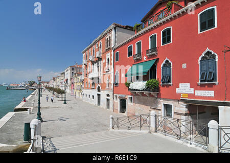 Blick auf Venedig mit der Fondamenta Zattere Al Ponte Lungo Venedig Italien Stockfoto