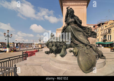 Reiterdenkmal Victor Emmanuel II Auf der Riva Degli Schiavoni in Venedig Italien Stockfoto