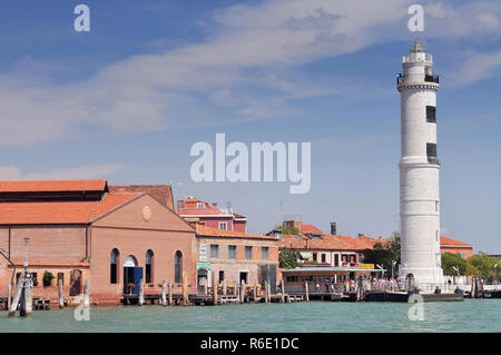 Der Turm Der Leuchtturm auf der Insel der Glasmacher von Murano Venedig Italien Stockfoto