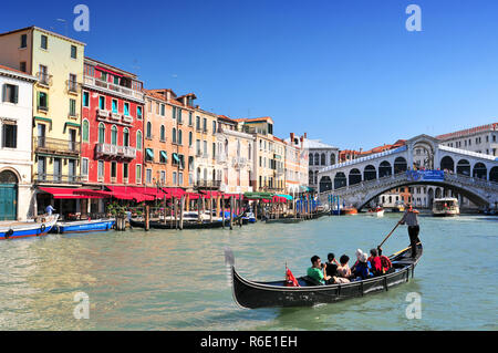Traditionelle Gondeln am Canal Grande an der berühmten Rialto-brücke Venedig Italien Stockfoto