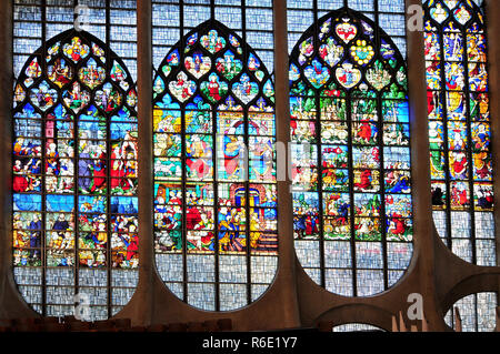 Kirchenfenster von Sainte Jeanne D'Arc Kirche Rouen Normandie Frankreich Stockfoto