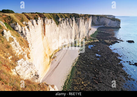 Kreidefelsen am Cote D'Albatre Felsen und Natural Arch Wahrzeichen und das blaue Meer in Etretat Normandie Frankreich Stockfoto