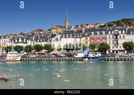 Deauville ist an der Küste der Normandie in Frankreich in der Region Calvados berühmt für seine Pferderennbahn Hafen Marinas Casino und Hotels Deauville ist ein beliebter Stockfoto