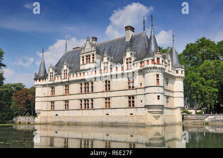 Chateau D'Azay-le-Rideau und ruhige Reflexion Es ist eines der frühesten französischen Renaissance Schlösser und Liste als Weltkulturerbe der UNESCO Stockfoto