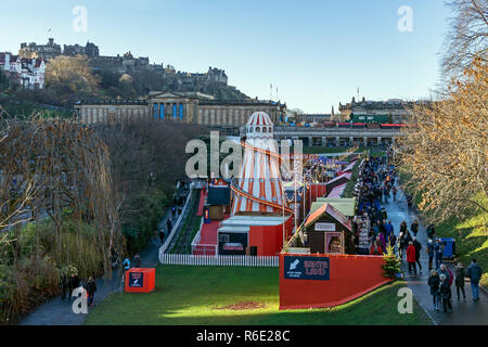 Blick auf Santa Land mit dem Scottish National Galerien und Burg von Edinburgh's Christmas 2018 in der Princes Street Gardens Edinburgh Schottland Großbritannien Stockfoto