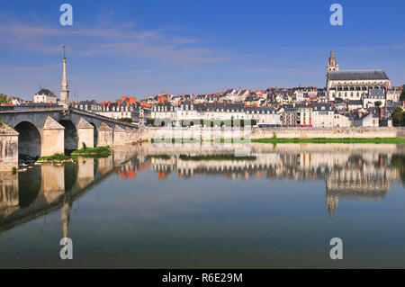 Altstadt von Blois im Loire-tal Frankreich die Kathedrale von St. Louis auf der Oberseite Stockfoto