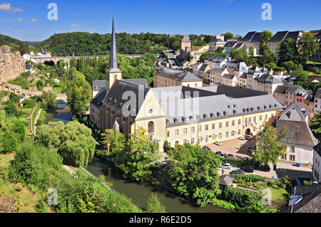 Blick auf Abbaye de Neumünster und St Jean du Grund Kirche in Luxemburg Stockfoto