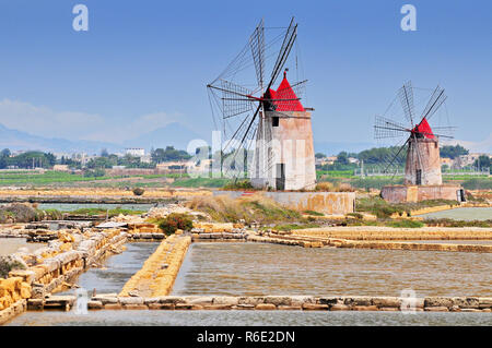 Windmühlen und ist das älteste Europa Salz Teiche in Sizilien Italien zwischen Marsala und Trapani Stockfoto