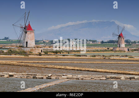 Windmühlen und ist das älteste Europa Salz Teiche in Sizilien Italien zwischen Marsala und Trapani Stockfoto