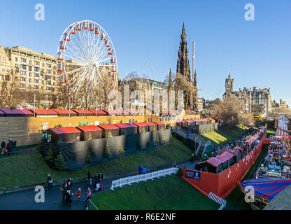 Weihnachten 2018 in Edinburgh Princes Street Gardens Edinburgh Schottland Großbritannien mit dem Her1 Big Wheel und Santa Land rechts Stockfoto