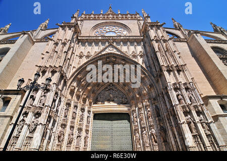 Tür der Annahme (Spanisch: Puerta De La Asuncion) Der Kathedrale von Sevilla in Spanien, Hauptportal der Westfassade Stockfoto