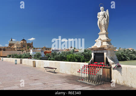 Römische Brücke über den Guadalquivir mit Großen Moschee im Hintergrund Cordoba, Andalusien, Spanien Stockfoto