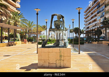 Marbella, Costa del Sol, Provinz Malaga Spanien Statue von Salvador Dali 1904 bis 1989 an der Avenida Del Mar Stockfoto