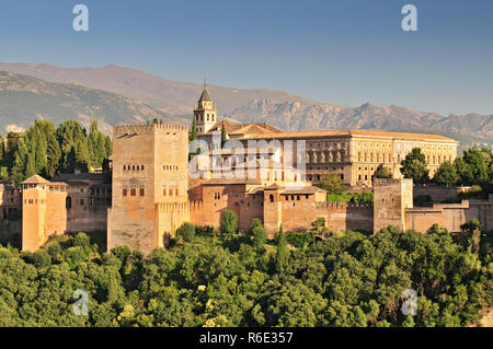 Spanien Andalusien Granada Blick vom Patio de la Acequia, Alhambra, Gesamtansicht der Alcazaba Stadt Burg auf dem Hügel Sabikah Stockfoto