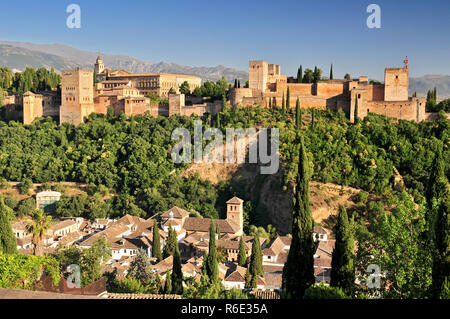 Spanien Andalusien Granada Blick vom Patio de la Acequia, Alhambra, Gesamtansicht der Alcazaba Stadt Burg auf dem Hügel Sabikah Stockfoto