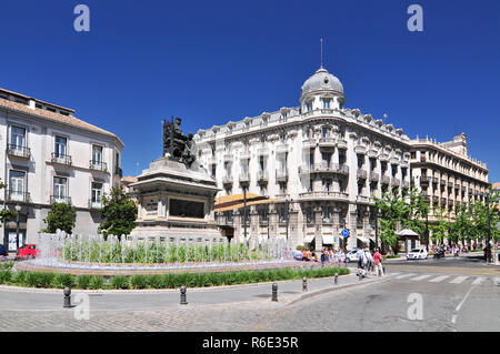 Denkmal für Isabel La Católica und Cristobal Colon gegen Bank Gebäude, von Granada Monument ist die Arbeit von Mariano Benlliure Spanien Stockfoto