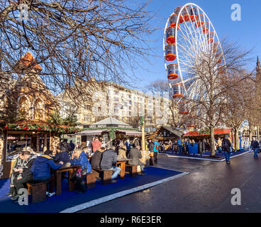 Draußen essen und das Vierte 1 großes Rad an der Edinburgh Weihnachten 2018 in die Princes Street Gardens Edinburgh Schottland Großbritannien Stockfoto