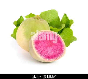 Ganze und aufgeschnittene Wassermelonen Rettich isoliert auf weißem bacground Stockfoto