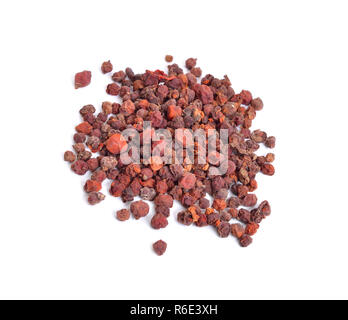 Schisandra chinensis, Magnolia - Reben, Chinesisch Magnolia - Reben, schisandra, Magnolia Berry, fünf - Geschmack - Obst, Wu Wei Zi. Getrocknete Früchte isoliert. Stockfoto