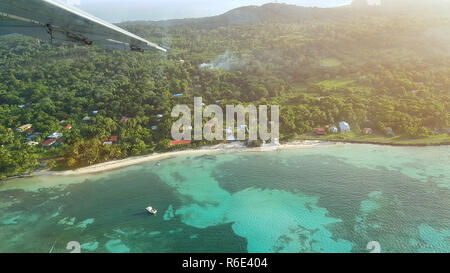 Tropical Island Beach aus dem Fenster der kleinen Fläche Stockfoto