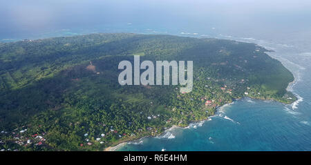 Grüne Insel im blauen Meer Antenne drone Ansicht Stockfoto