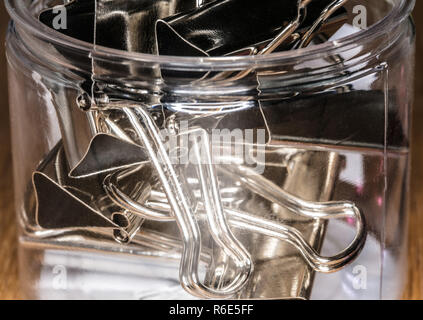 Binder Clips in durchsichtigen Behälter Stockfoto