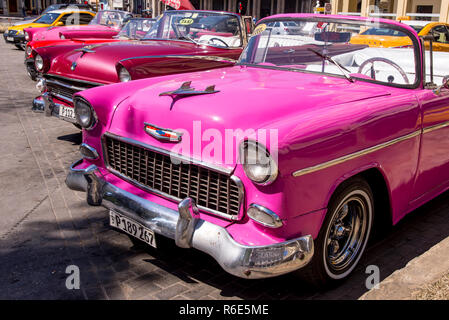 Lust auf alte Autos - redaktionelle Bild - Havanna, Kuba. Bunte classic 1950er Autos. Foto in Havanna, Kuba, 30. Oktober 2018, Stockfoto