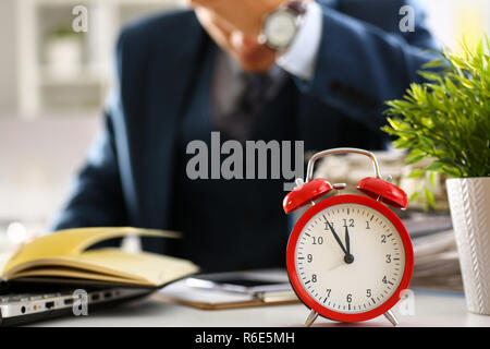 Rot Wecker zeigt späten Zeit closeup Stockfoto