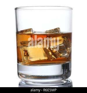 Whisky mit Eis in ein Glas isoliert Stockfoto