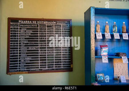 Lebensmittel für den Verkauf in einem örtlichen Lebensmittelgeschäft in Trinidad, Kuba. Stockfoto