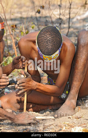 San Buschmänner zeigen, wie Sie Feuer in die Kalahari Wüste in Ghanzi, Botswana Stockfoto