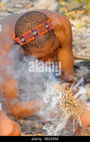 San Buschmänner zeigen, wie Sie Feuer in die Kalahari Wüste in Ghanzi, Botswana Stockfoto