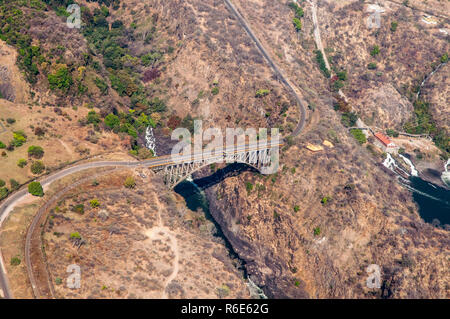 Luftaufnahme von der Brücke über den Sambesi an der Grenze in der Nähe von Simbabwe und Sambia Victoria Falls. Stockfoto