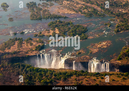 Victoria Falls, der größten Vorhang aus Wasser in der Welt, die Wasserfälle und die Umgebung ist die Nationalparks und Weltkulturerbe, Sambia und Stockfoto