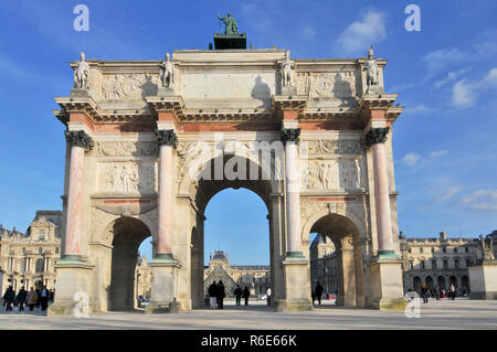 Der Arc De Triomphe du Carrousel, Triumphbogen in Paris auf der Place du Carrousel, Frankreich Stockfoto