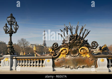 Jugendstil Lampe auf Pont Alexandre III (Alexandre III Brücke) und dem Eiffel Turm im Hintergrund, Paris, Frankreich Stockfoto