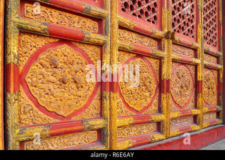 Dekorative Tür Carving mit Drachen Motiv in Relief an der Halle der Höchsten Harmonie (Taihedian) Verbotene Stadt, Beijing China Stockfoto