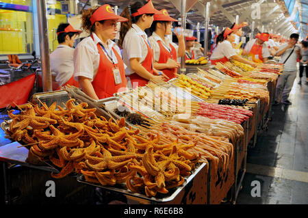 Essen Anbieter Donghuamen Night Market in der Nähe Wangfujing Street in Peking, China Stockfoto