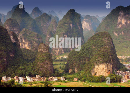 Blick auf Yangshuo vom Moon Hill, Guangxi China Stockfoto