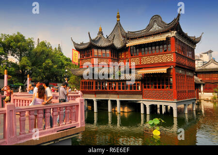 Traditionelle Pavillon in den Yu Garten oder Yuyuan Garten eine umfangreiche chinesische Garten neben der Stadt Gottes Tempel im Nordosten der alten Stadt von Stockfoto