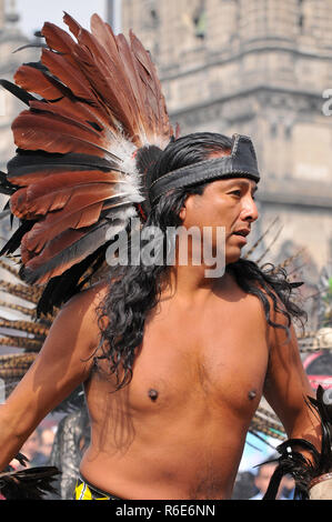 Einer aztekischen Tänzer während einer Zeremonie im Zocalo in Mexico City Stockfoto