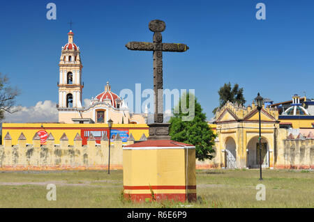 Kreuz auf dem Kirchhof der Ex-Convento de San Gabriel (San Pedro Cholula), Mexiko Stockfoto